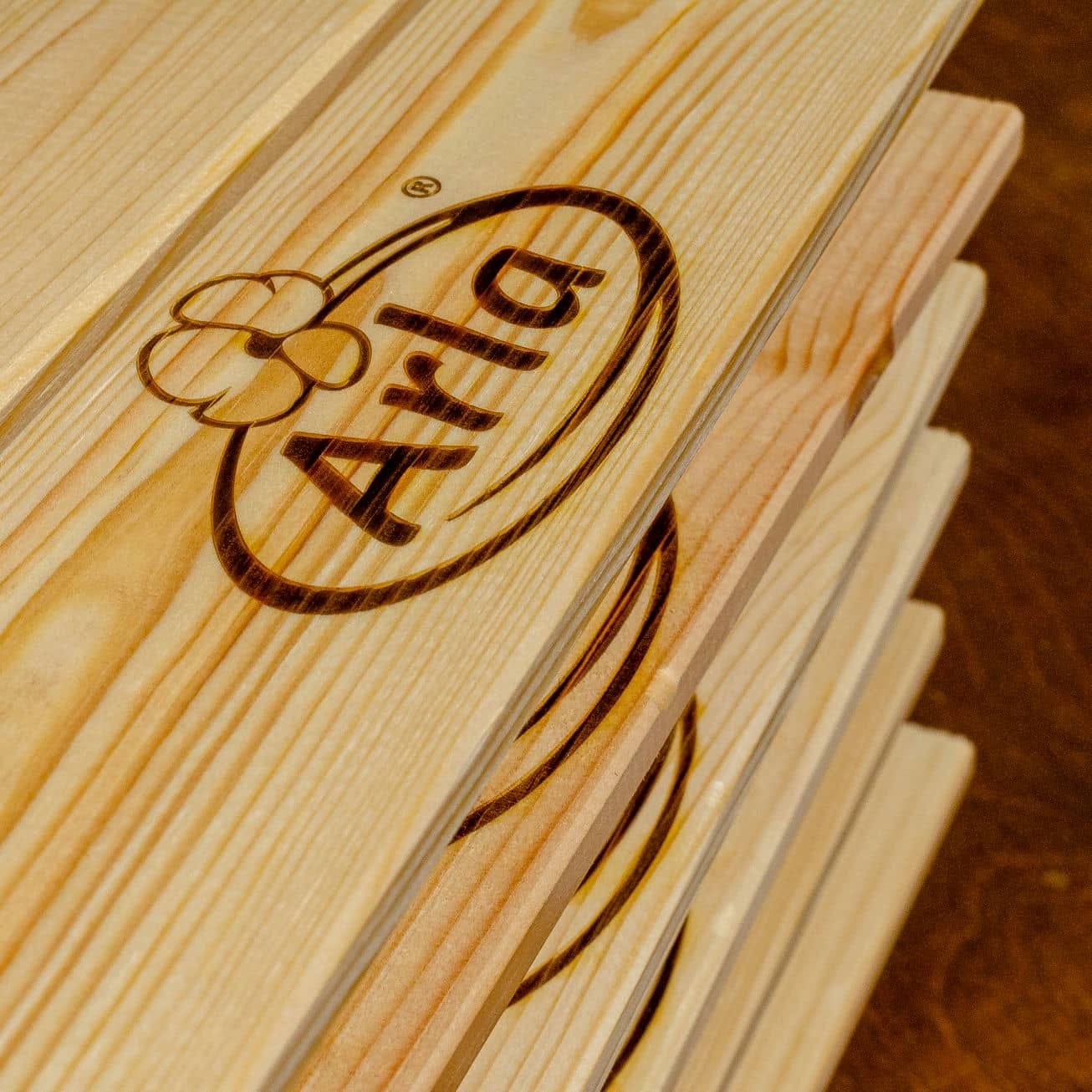 Personalización de cajas de madera para ARLA, trabajo de IDEÁTICA