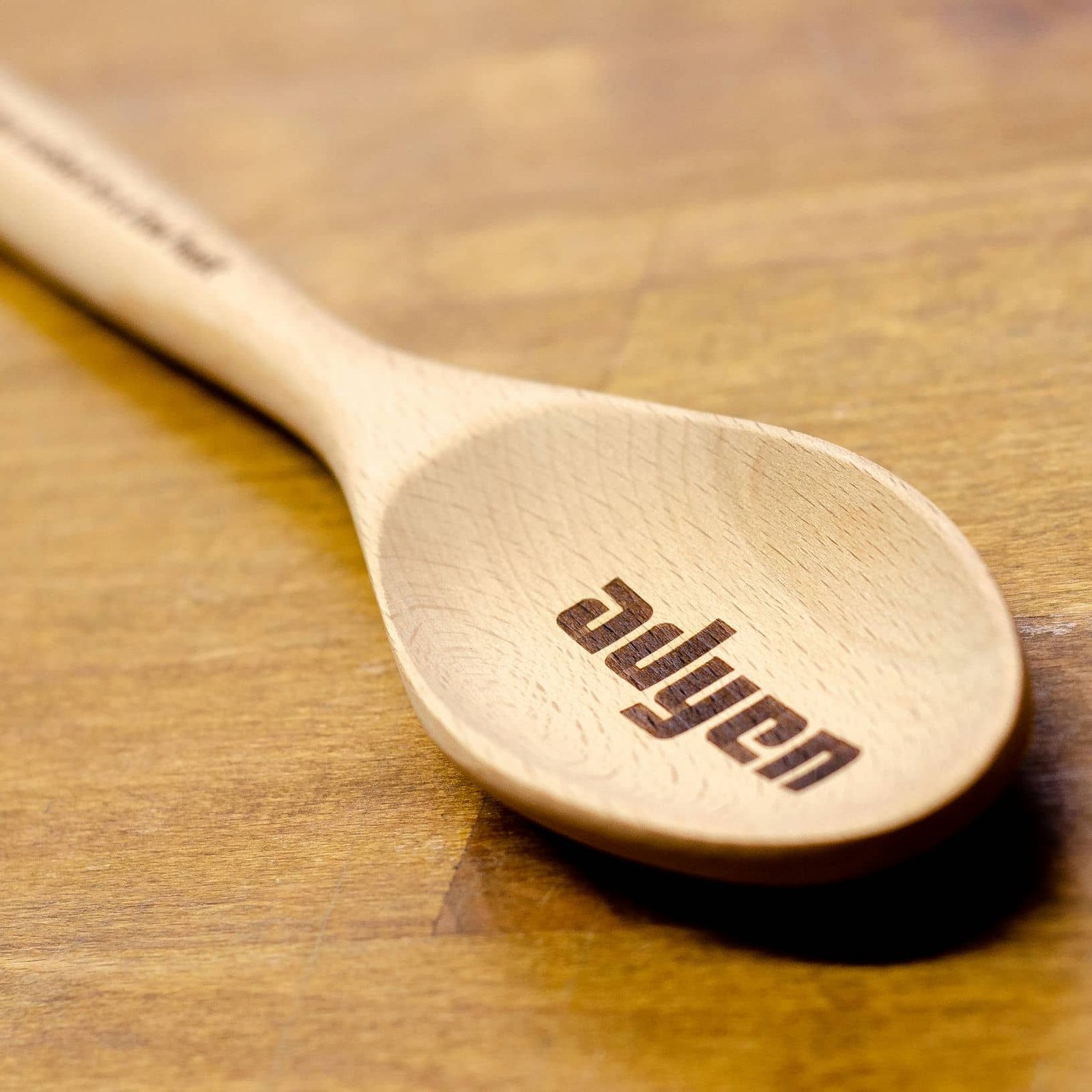 Personalización de cucharas de madera para empresa ADYEN, trabajo de IDEÁTICA