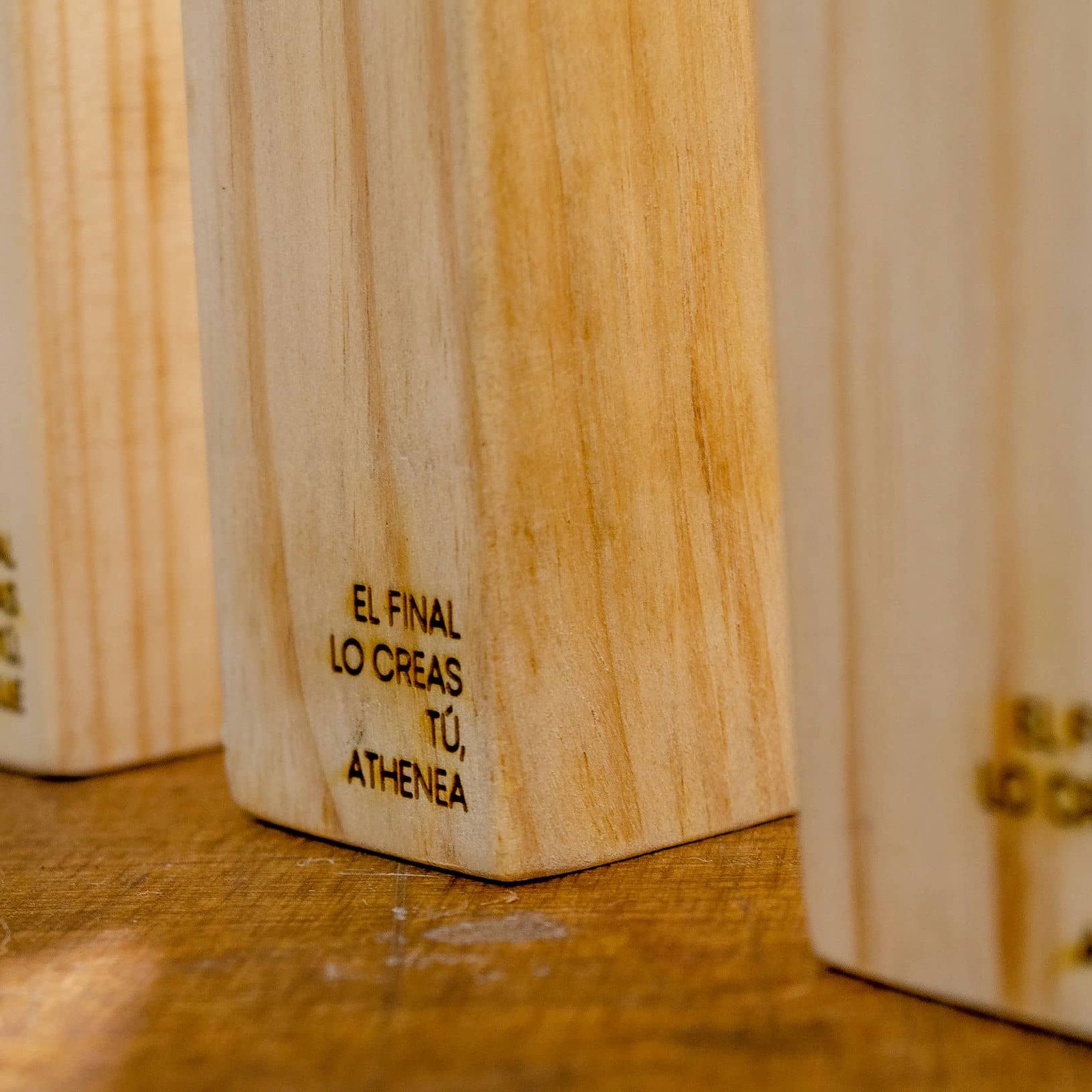 Personalización de trofeos esculturas para ONG COLORIA, trabajo de IDEÁTICA