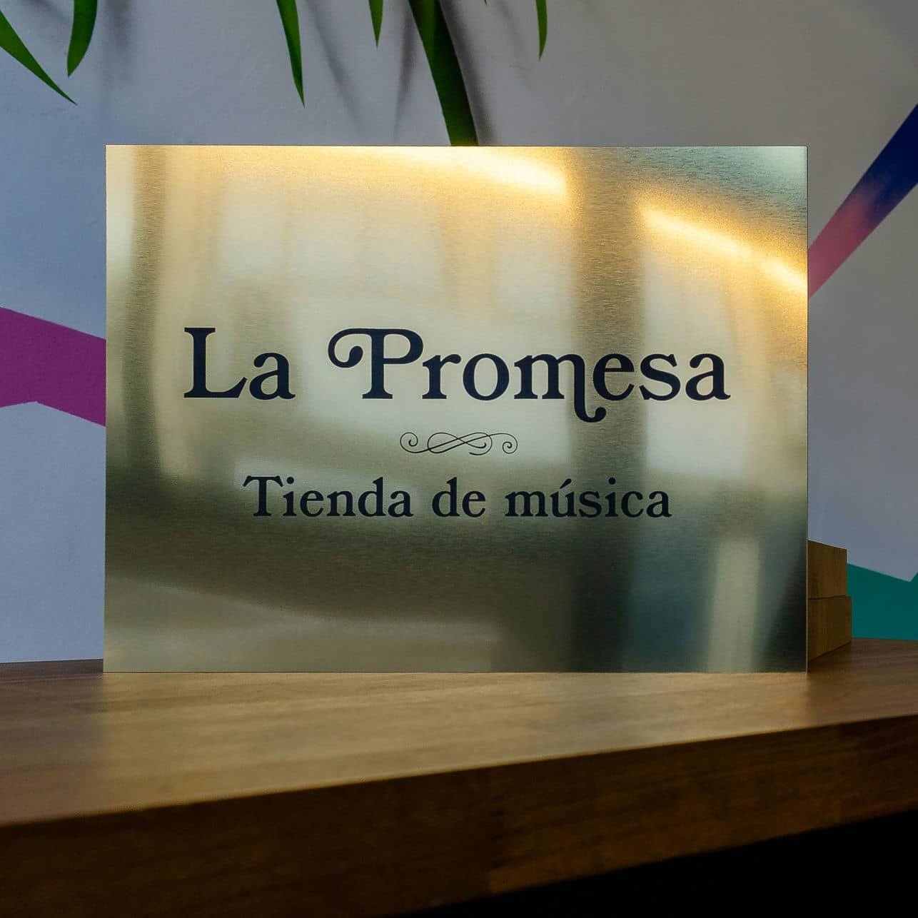Piezas de atrezo para serie de TV, trabajo de IDEÁTICA