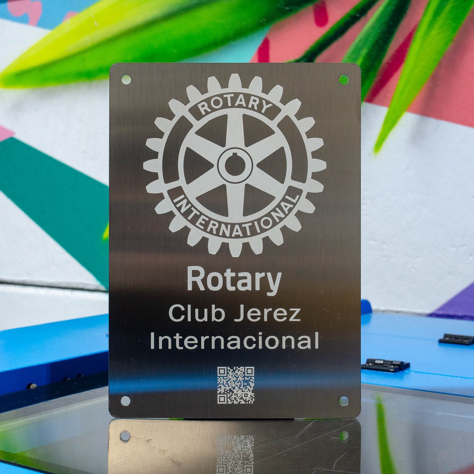 Marcaje de placa de acero para Rotary Club Jerez, trabajo de IDEÁTICA