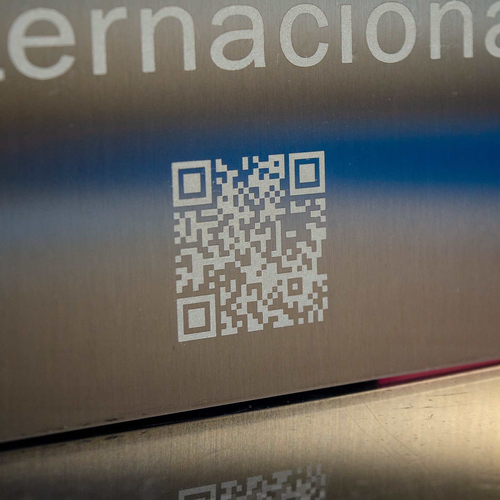 Detalle del código QR marcado con láser de fibra sobre acero inoxidable cepillado, placa Rotary Club Jerez