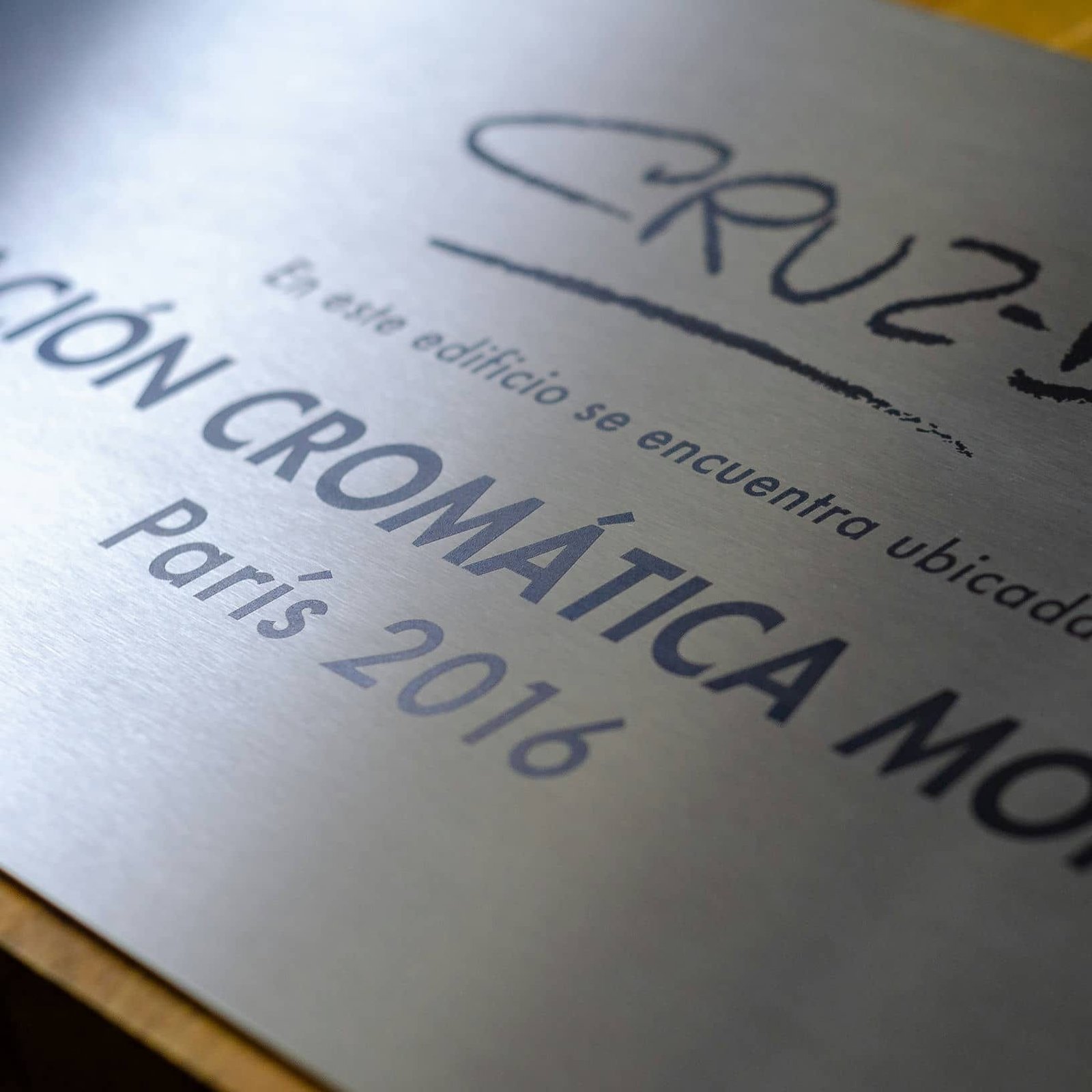 Placa para exterior de acero grabada a láser para CRUZ-DIEZ, trabajo de IDEÁTICA