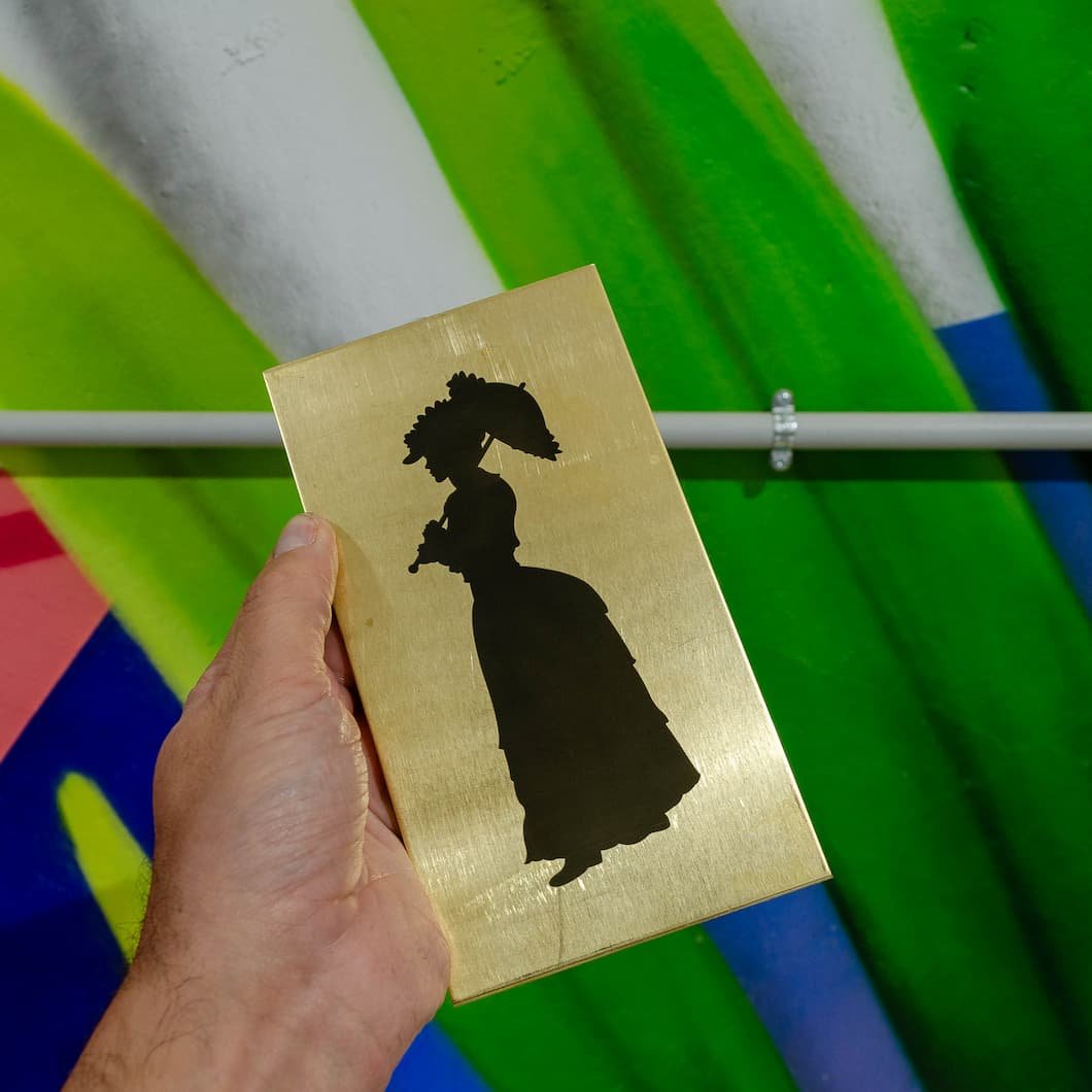Placas de atrezo para serie de televisión de BRUTAL MEDIA, trabajo de IDEÁTICA