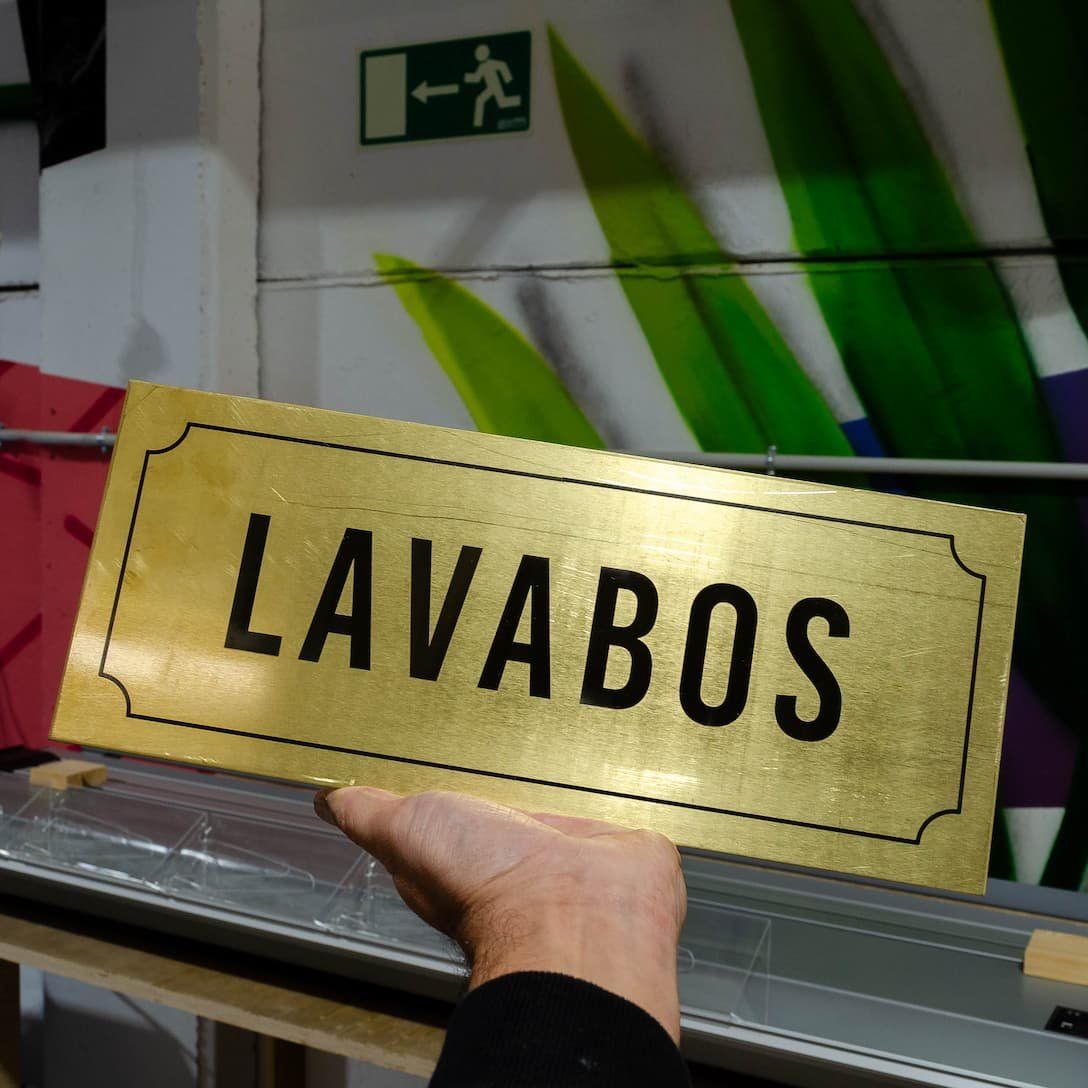 Placas de atrezo para serie de televisión de BRUTAL MEDIA, IDEÁTICA Madrid