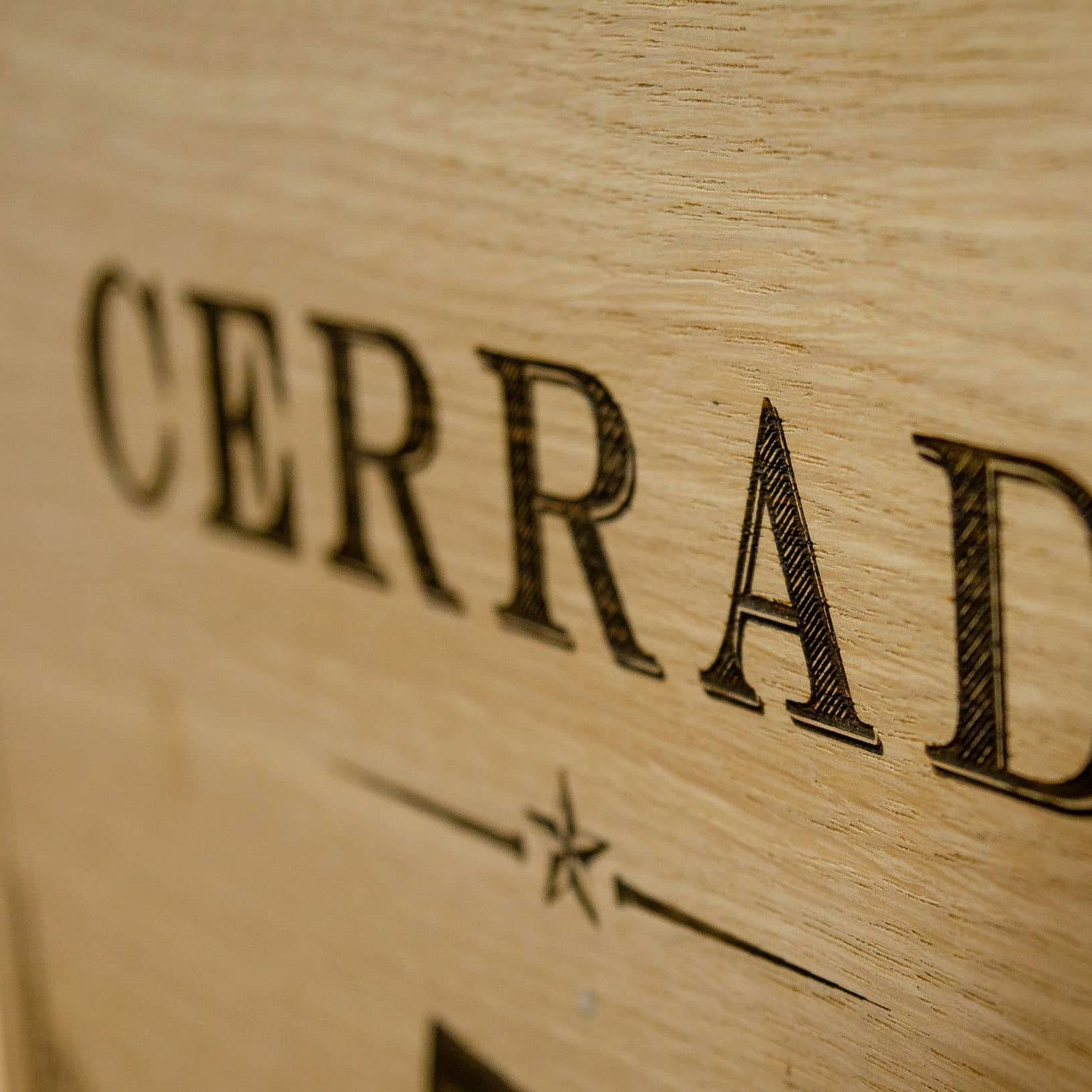 Rótulo de madera para CAYUMAS, IDEÁTICA Madrid