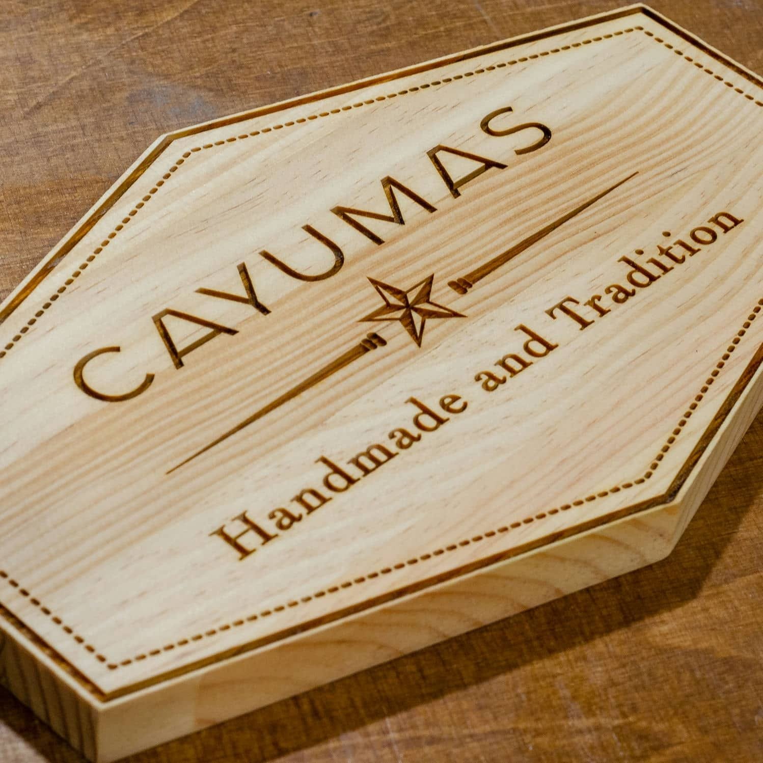 Rótulo de madera para CAYUMAS, trabajo de IDEÁTICA
