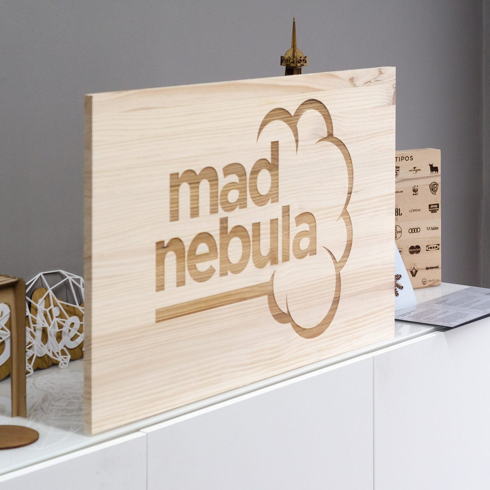 Rótulo de madera para MAD NEBULA, trabajo de IDEÁTICA