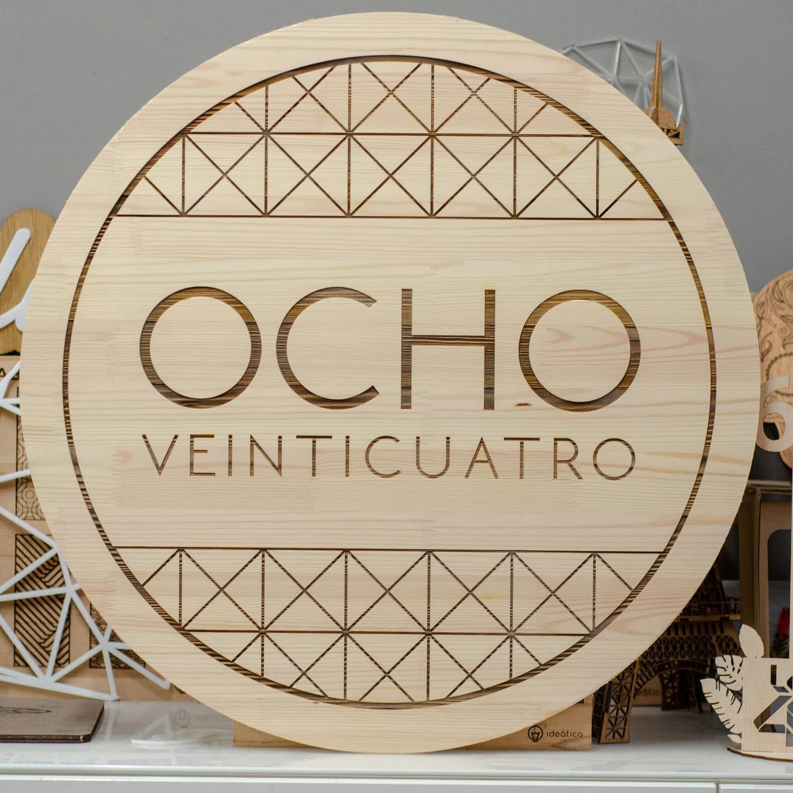 Rótulo para marca OCHO VEINTICUATRO, trabajo de IDEÁTICA