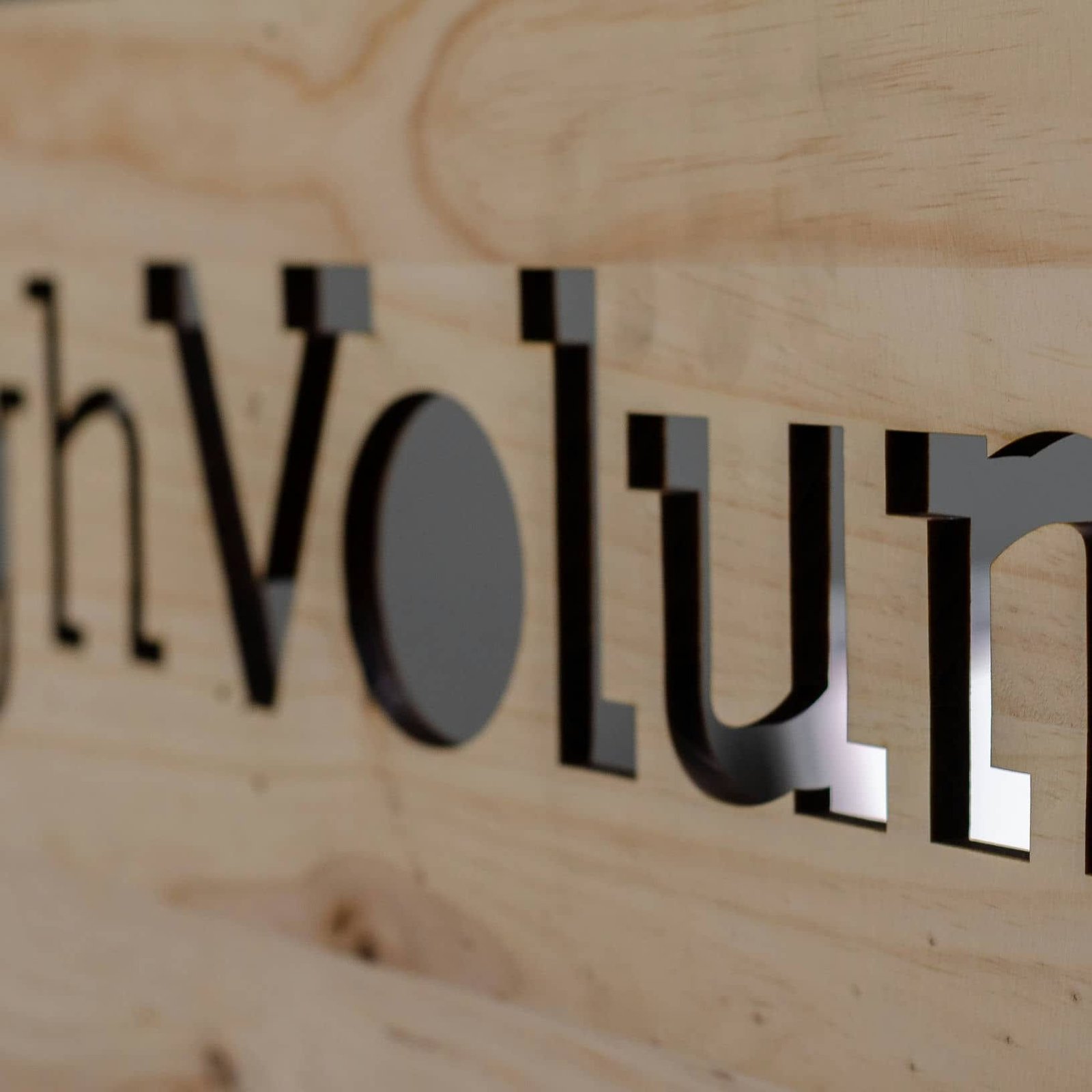 Rótulo para HIGH VOLUME, trabajo de IDEÁTICA
