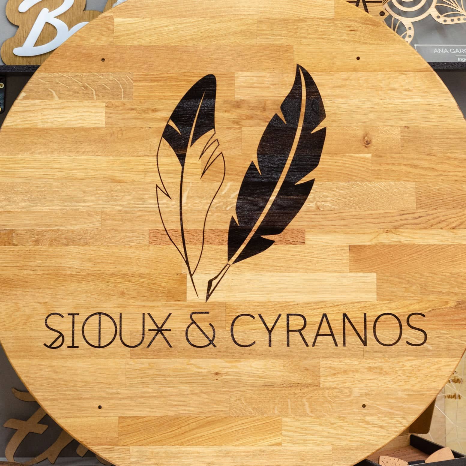Rótulo para SIOUX & CYRANOS, trabajo de IDEÁTICA