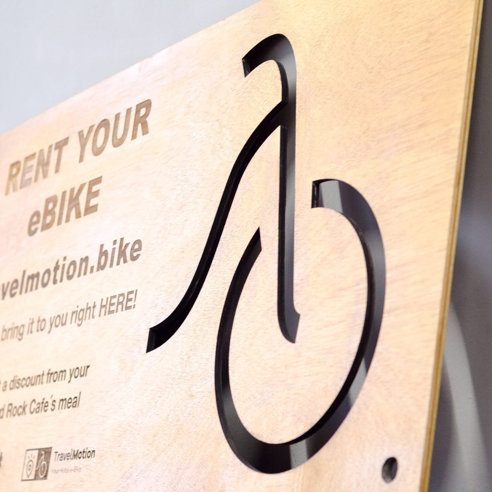 Rótulo de madera para TRAVEL IN MOTION, trabajo de IDEÁTICA