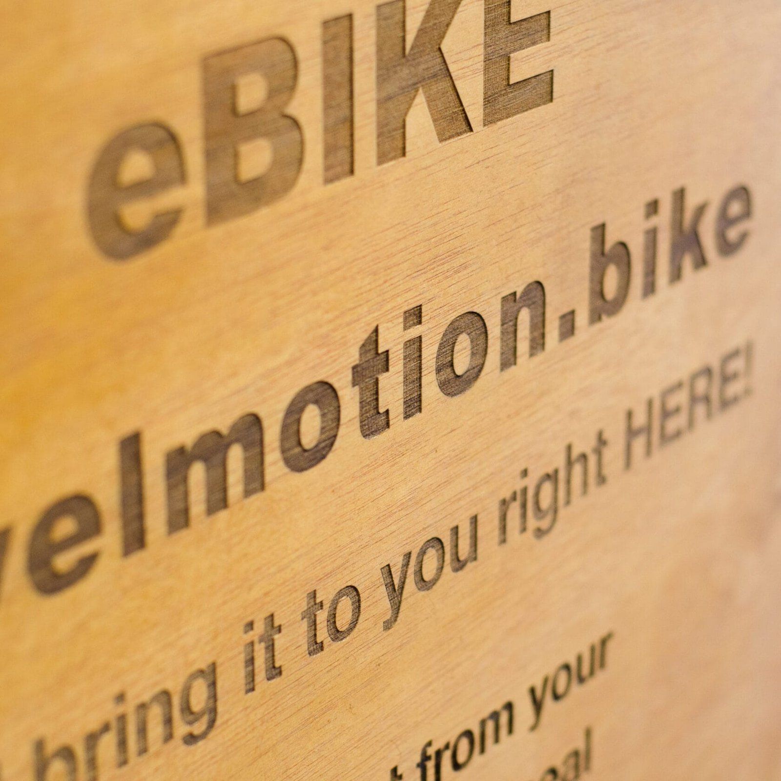 Rótulo de madera para TRAVEL IN MOTION, IDEÁTICA Madrid