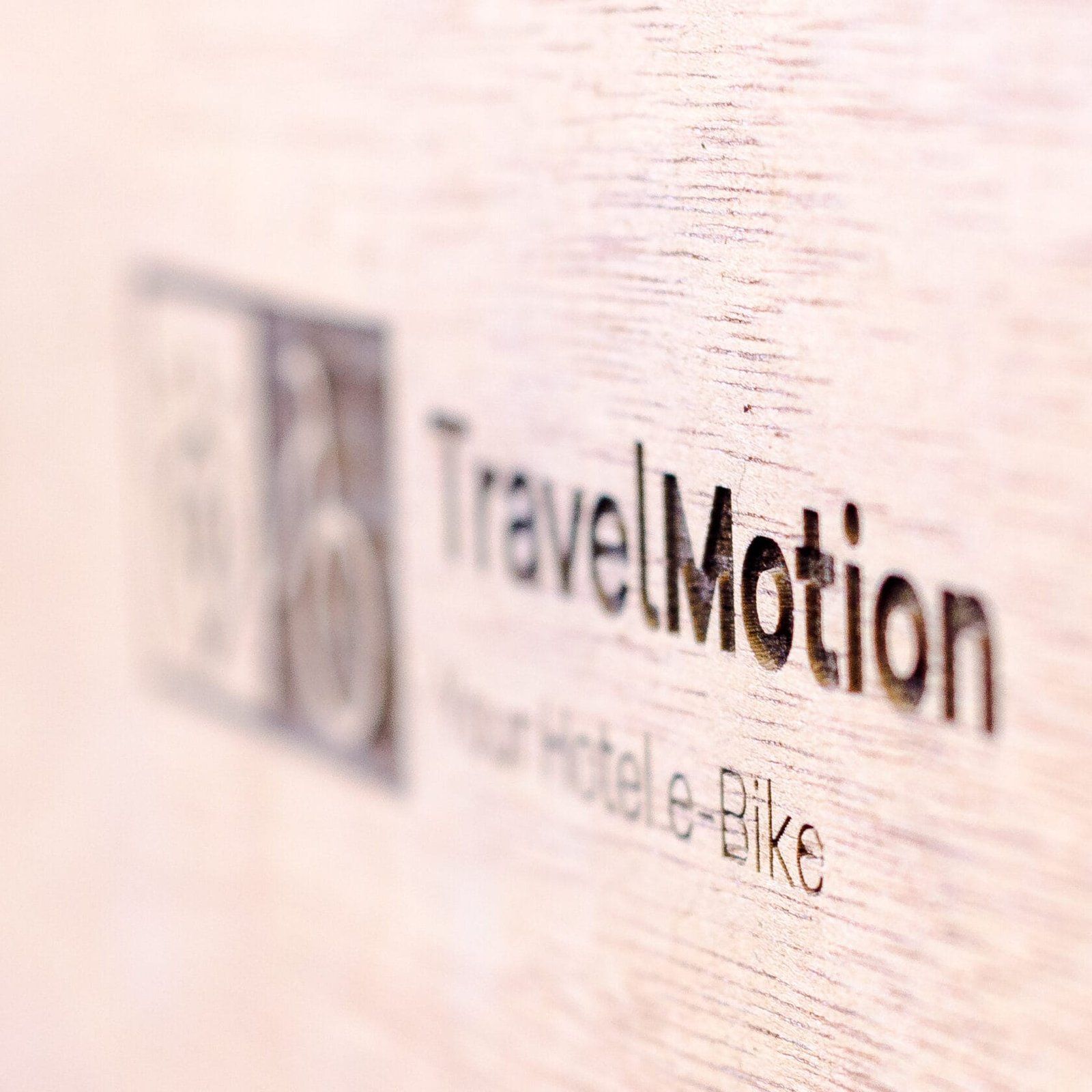 Rótulo de madera para TRAVEL IN MOTION, IDEÁTICA Madrid
