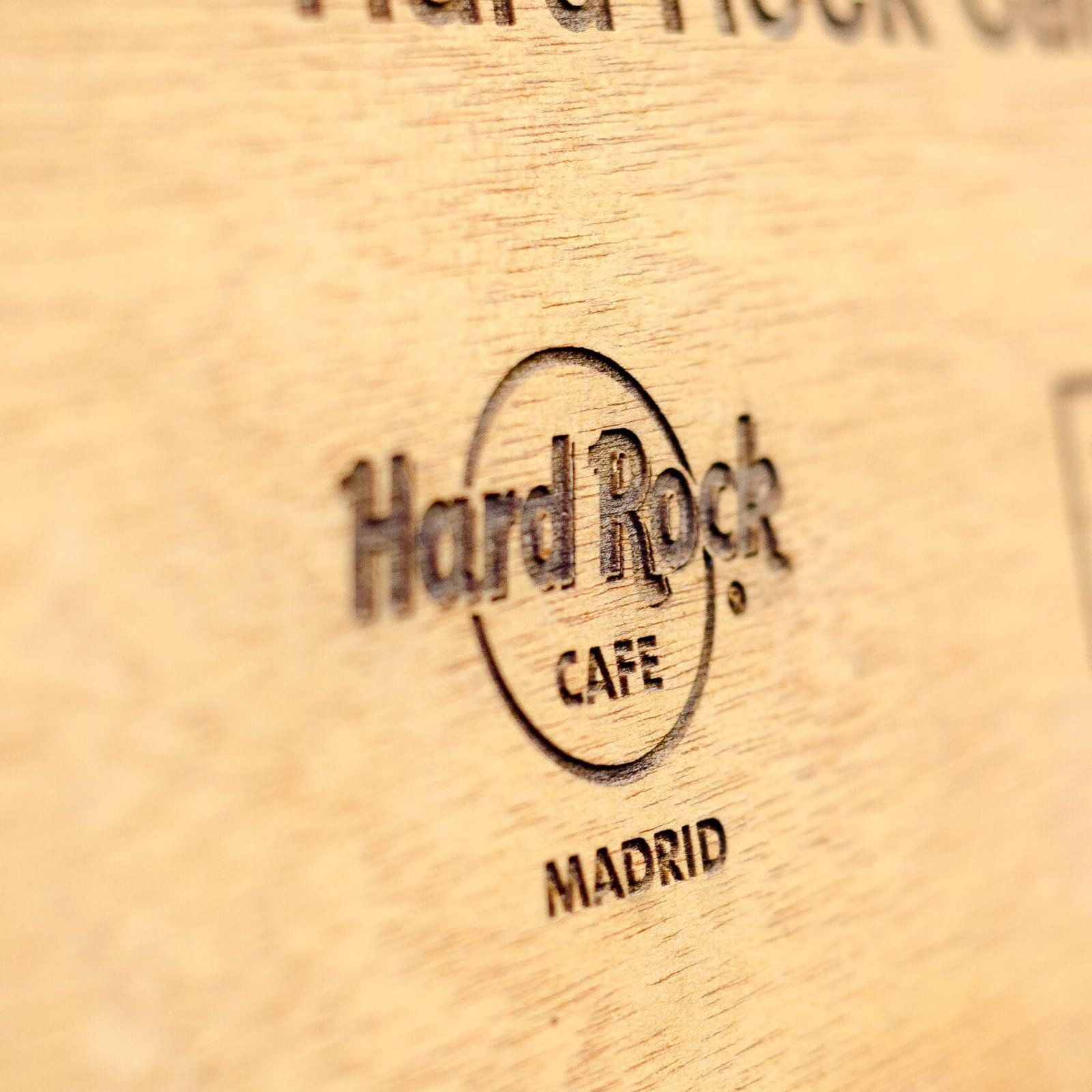 Rótulo de madera para TRAVEL IN MOTION, IDEÁTICA Madrid