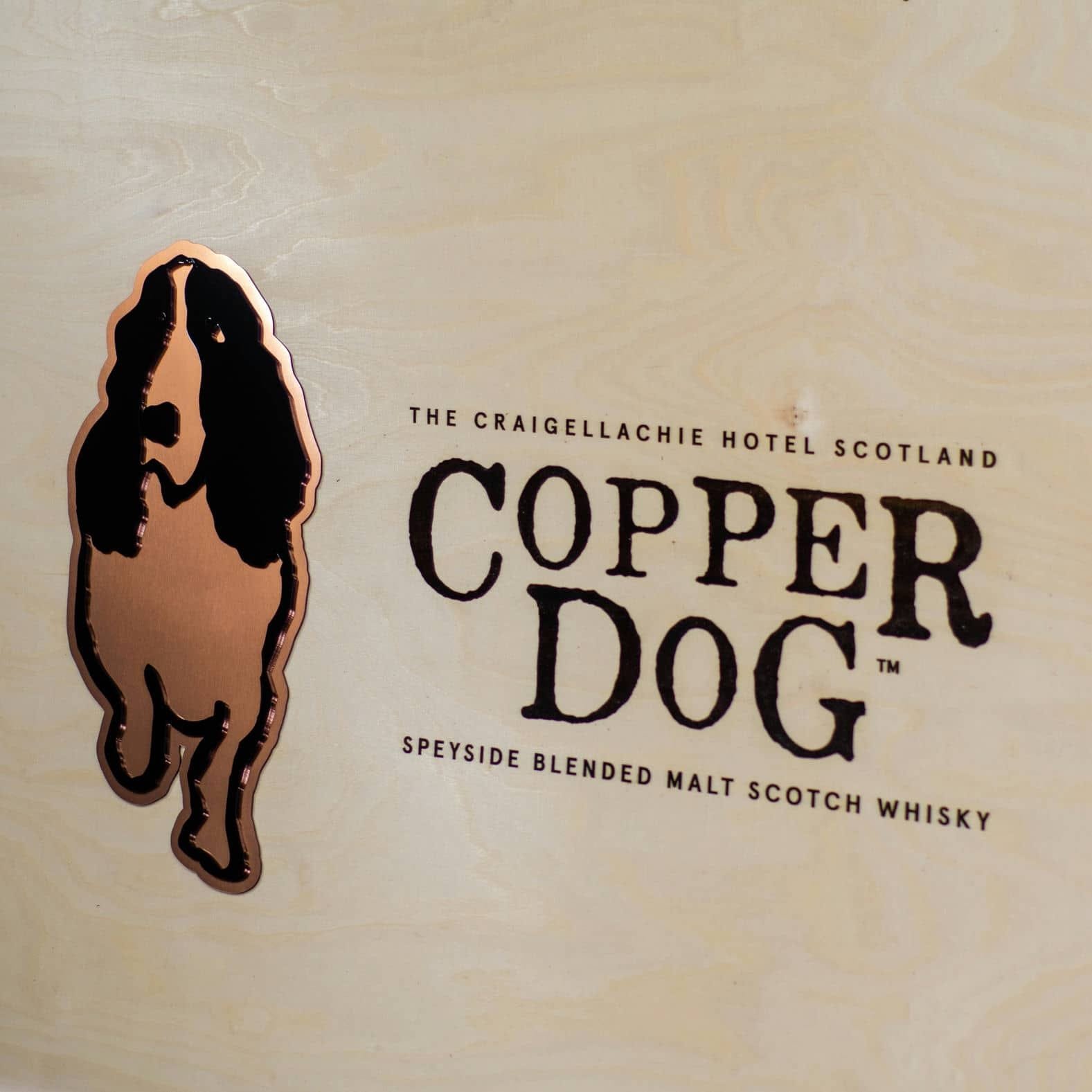 Rótulo para barra de evento de marca COPPER DOG, trabajo de IDEÁTICA