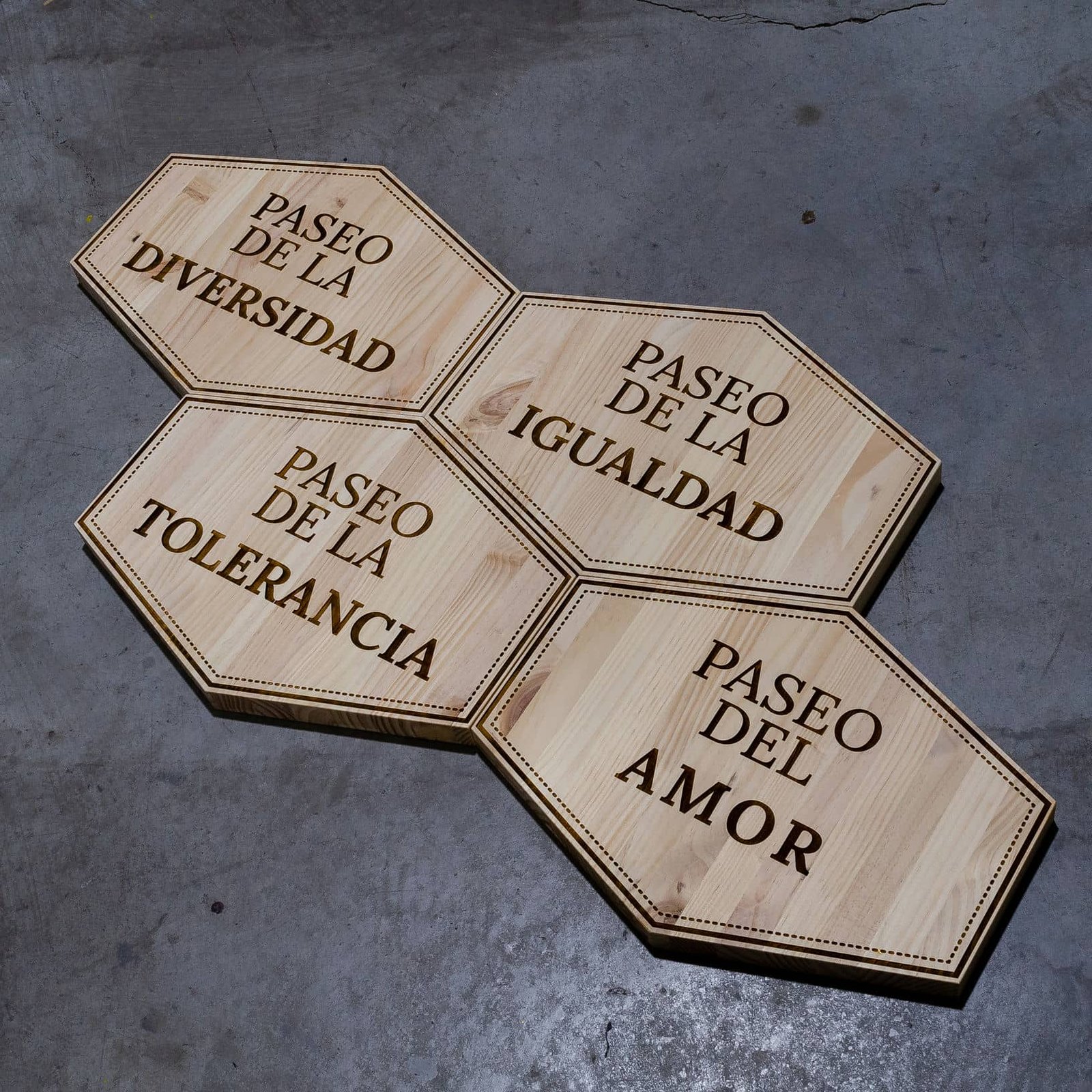 Rótulos de madera para calles, trabajo de IDEÁTICA