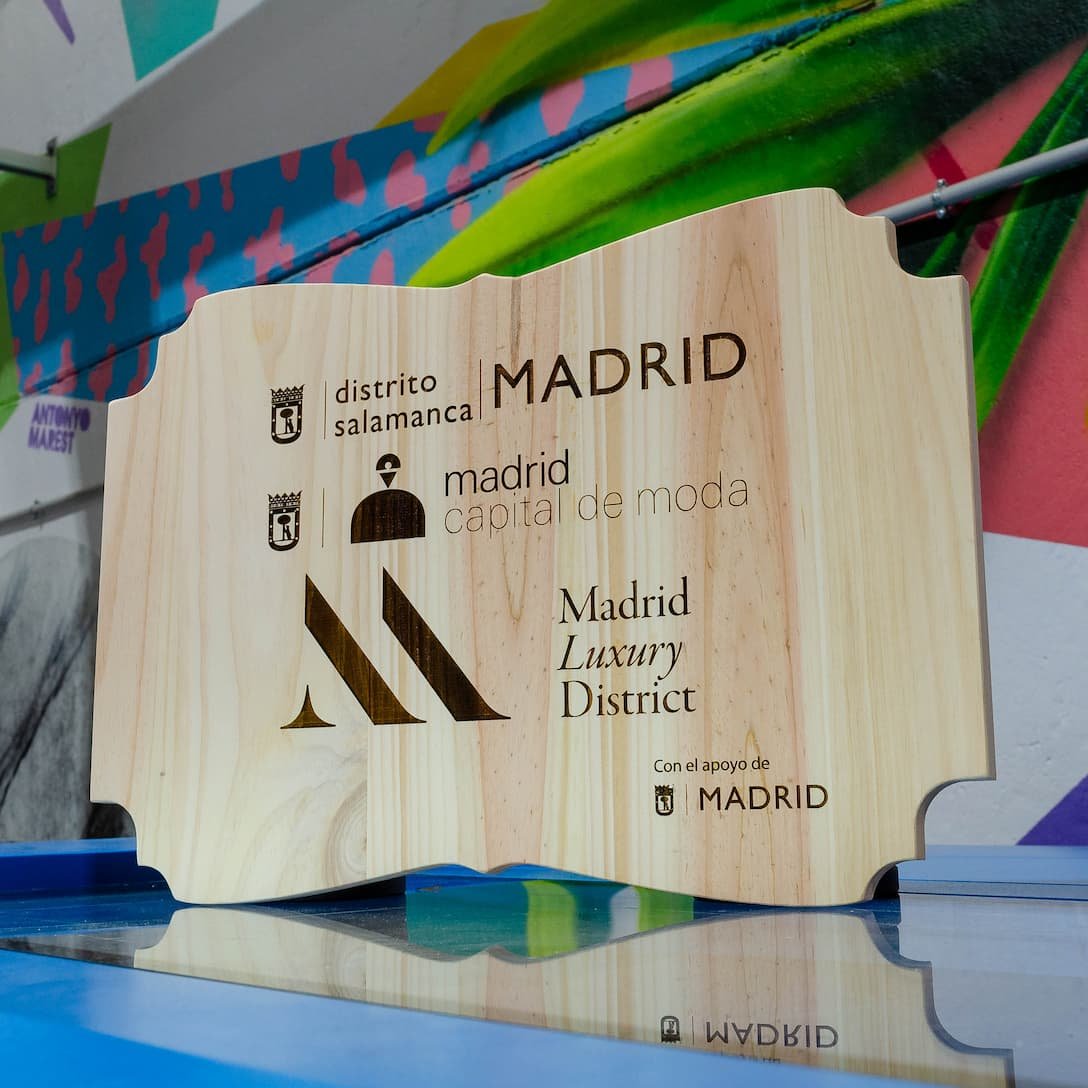 Rótulos de madera para evento MADRID CAPITAL MODA, trabajo de IDEÁTICA