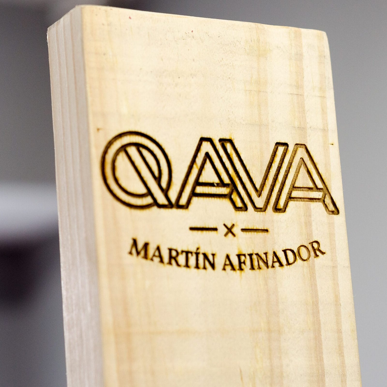 Rótulos madera tienda QAVA, trabajo de IDEÁTICA
