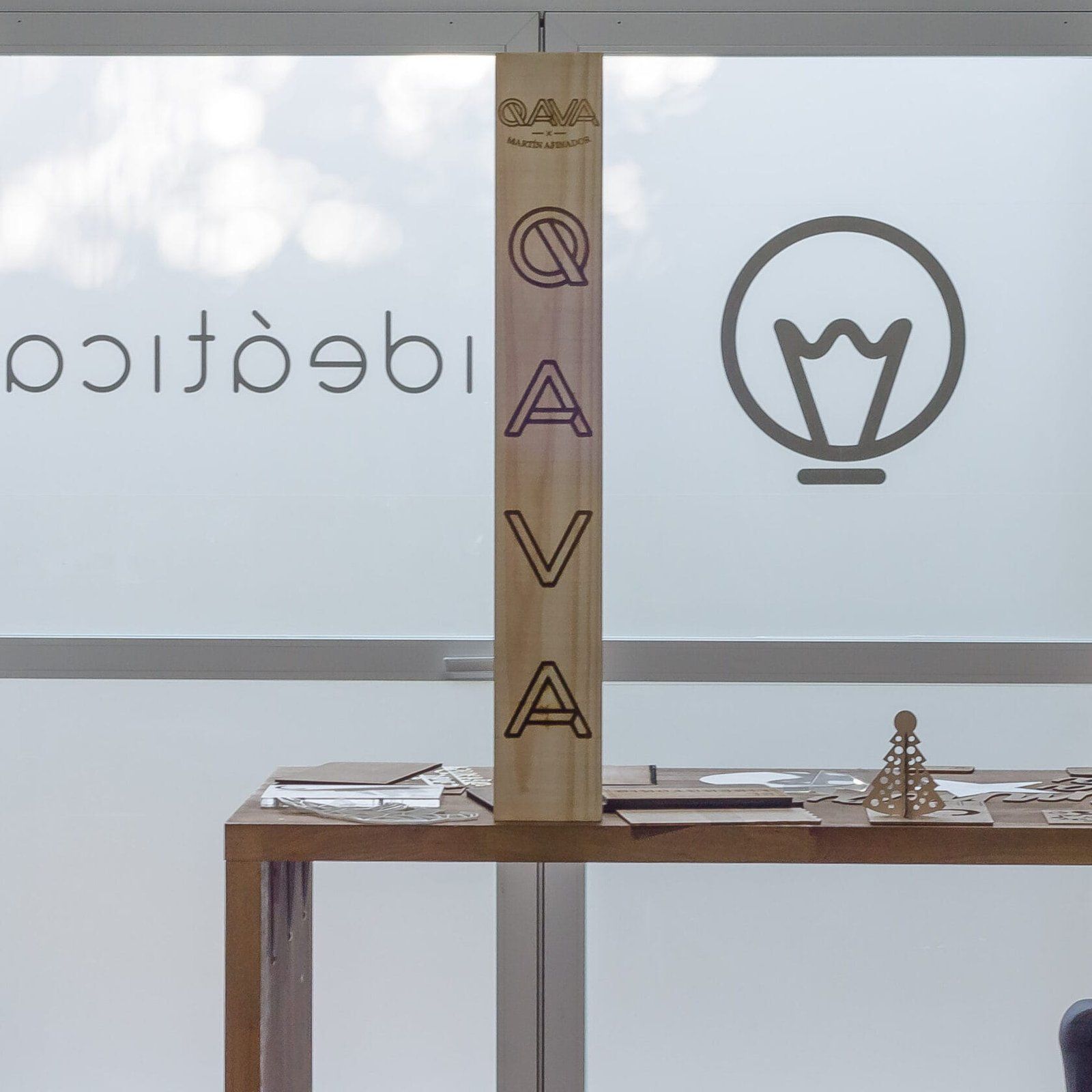 Rótulos madera tienda QAVA, IDEÁTICA Madrid