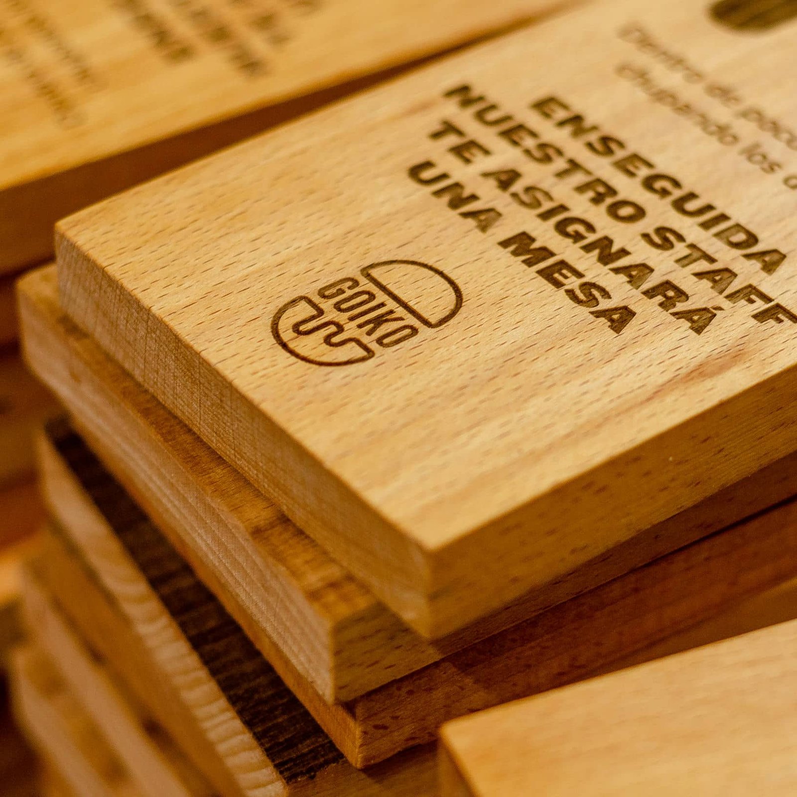 Tótems de madera para GOIKO, trabajo de IDEÁTICA