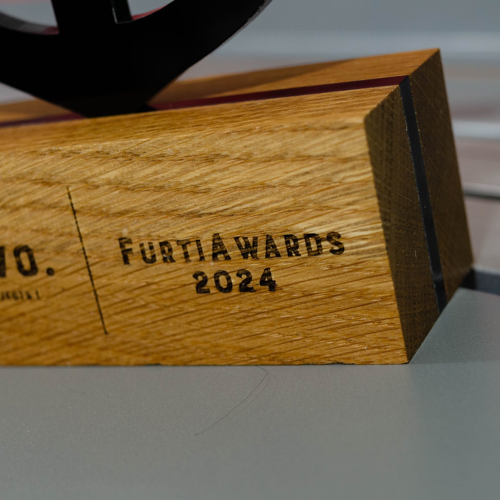 Lateral de la base del trofeo FurtiAwards 2024 con grabado del nombre del evento, IDEÁTICA Madrid